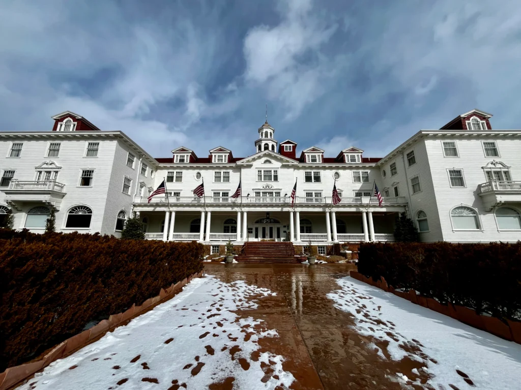 A Georgian Colonial Revival architecture white building with red roof